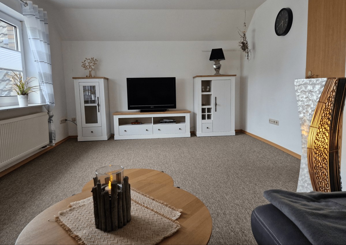 Wohnzimmer mit Schrank und TV